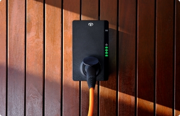 Czarna ładowarka Toyota HomeCharge na drewnianej ścianie