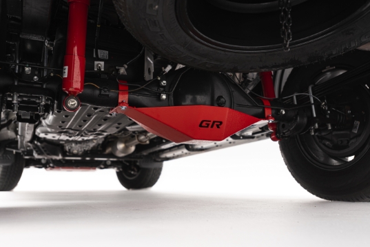 Podwozie Toyoty z czerwoną osłoną