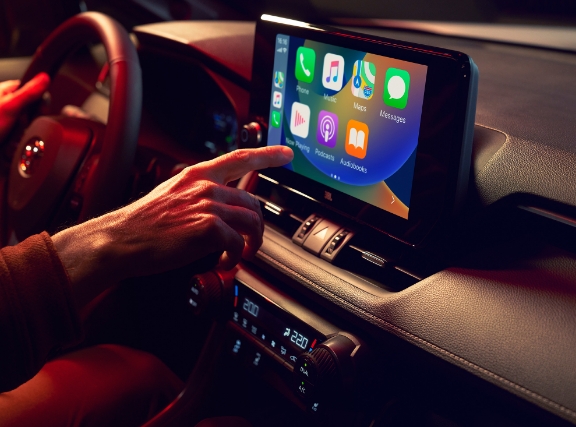 Ręka steruje multimedialnym ekranem Toyoty