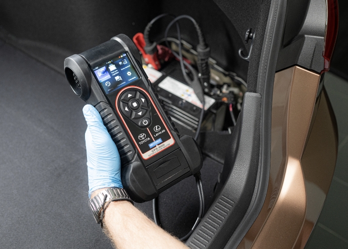 Mechanik sprawdza napięcie akumulatora